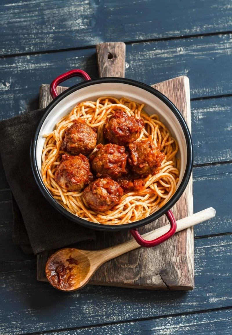 Spaghetti z klopsikami i sosem pomidorowym