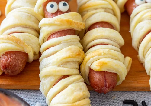 Przerażająco pyszne mumie z parówek w cieście francuskim – idealne na halloweenowe przyjęcie!