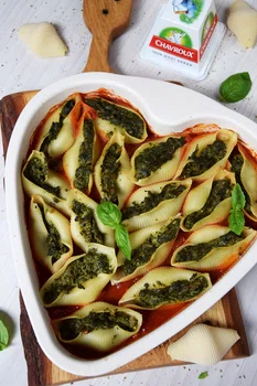 Muszle makaronowe z kozim serem i szpinakiem