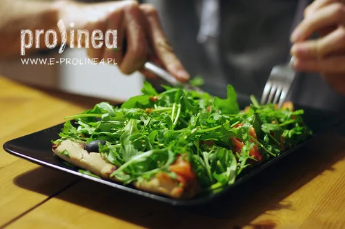 pizza na spodzie z mąki pełnoziarnistej