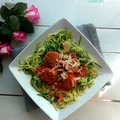 Spaghetti z cukinii i z klopsikami w sosie pomidorowym