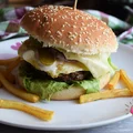 Burgery wołowe z jajkiem sadzonym i sosem czosnkowym