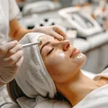 Peeling chemiczny twarzy: co to jest i jak działa? Przewodnik dla początkujących