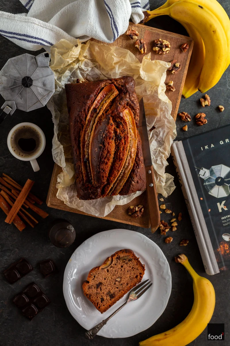 Chlebek bananowy z palonym masłem, orzechami i czekoladą - food²