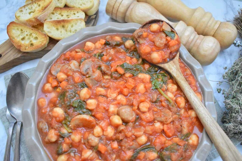 Warzywny gulasz z ciecierzycy