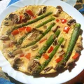 Omlet ze szparagami, pieczarkami i papryką