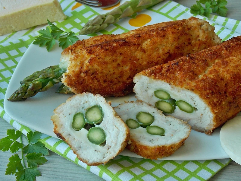 Roladki z kurczaka ze szparagami i mozzarellą w parmezanowej panierce