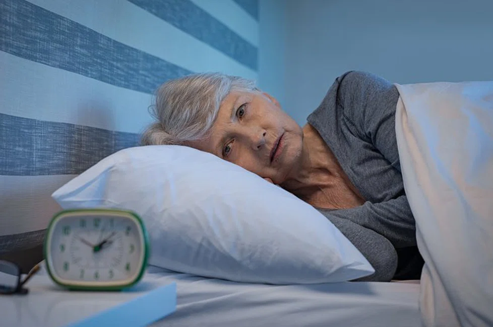 Dlaczego z wiekiem coraz gorzej sypiamy? Poznaj przyczyny
