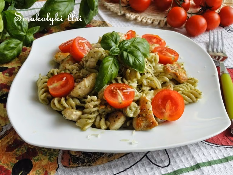 Makaron z kurczakiem i bazyliowym pesto