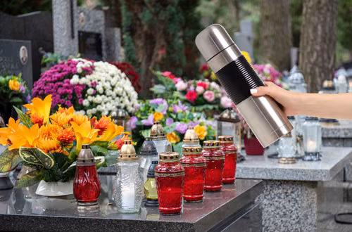 Kwiaty na grób więdną w kilka dni? Ten trik może je uratować