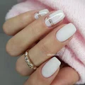 Białe paznokcie na ślub