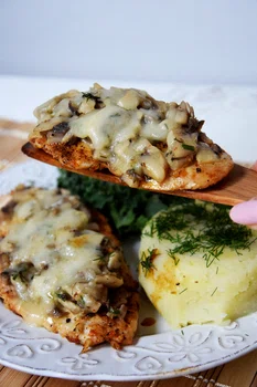 Kurczak pod pieczarkową pierzynką