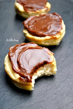Pieczone mini serniczki na spodzie z ciasta francuskiego