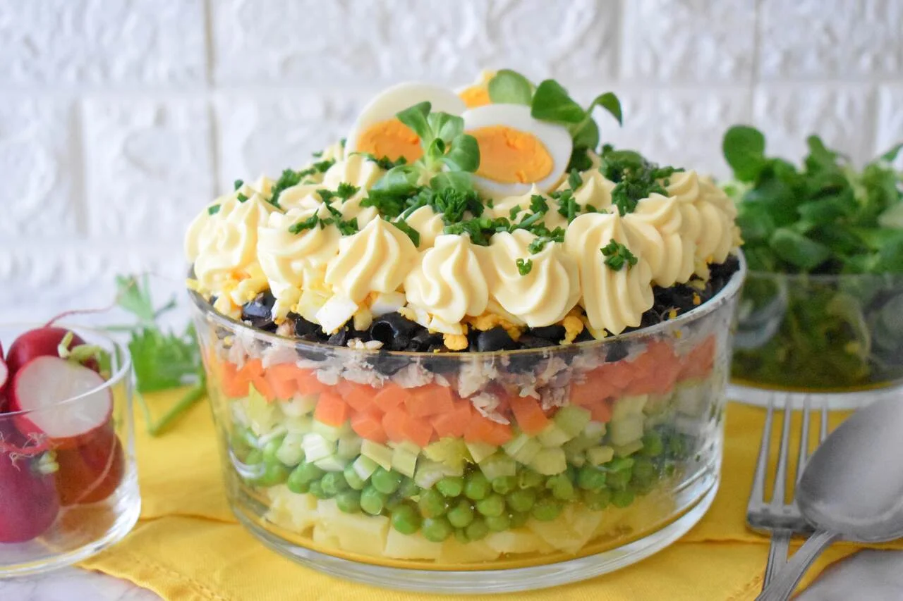 Sałatka warstwowa z tuńczykiem