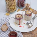 Wegański budyń bananowy z sosem żurawinowym