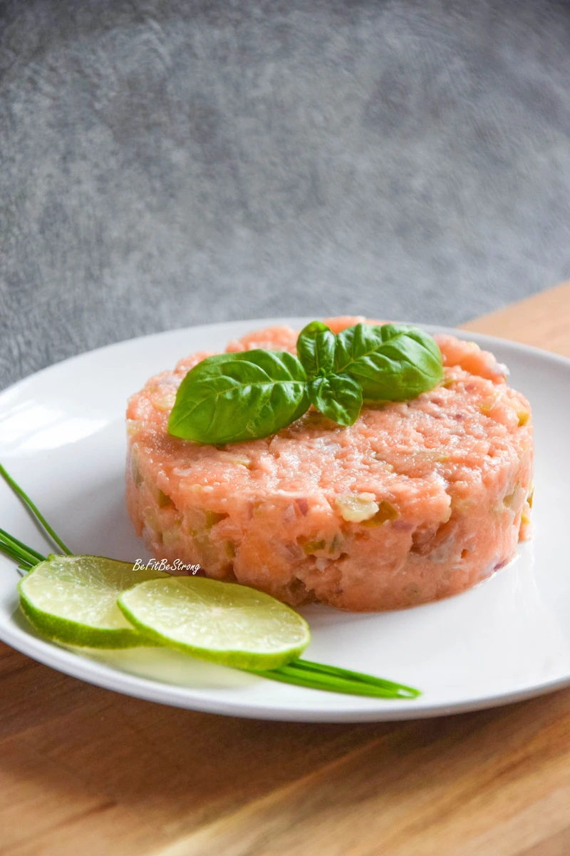 Tatar z surowego łososia