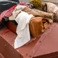 Recykling? Tylko w teorii: Oto co naprawdę dzieje się z naszymi zużytymi ubraniami!