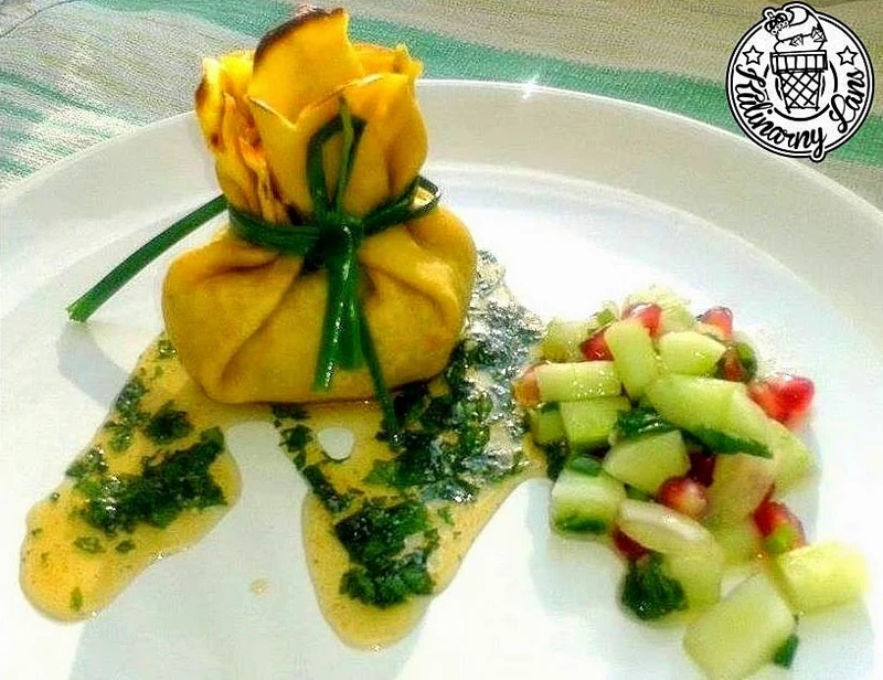 Sakiewki naleśnikowe z curry, nafaszerowane kurczakiem i miętą