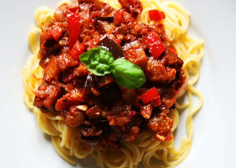 SPAGHETTI Z BAKŁAŻANEM I ORZECHAMI