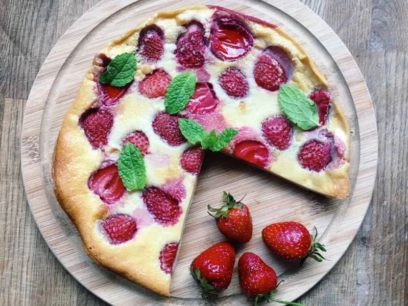 ŚNIADANIE Z SEZONOWYMI OWOCAMI – SUPER PROSTA TARTA Z PATELNI