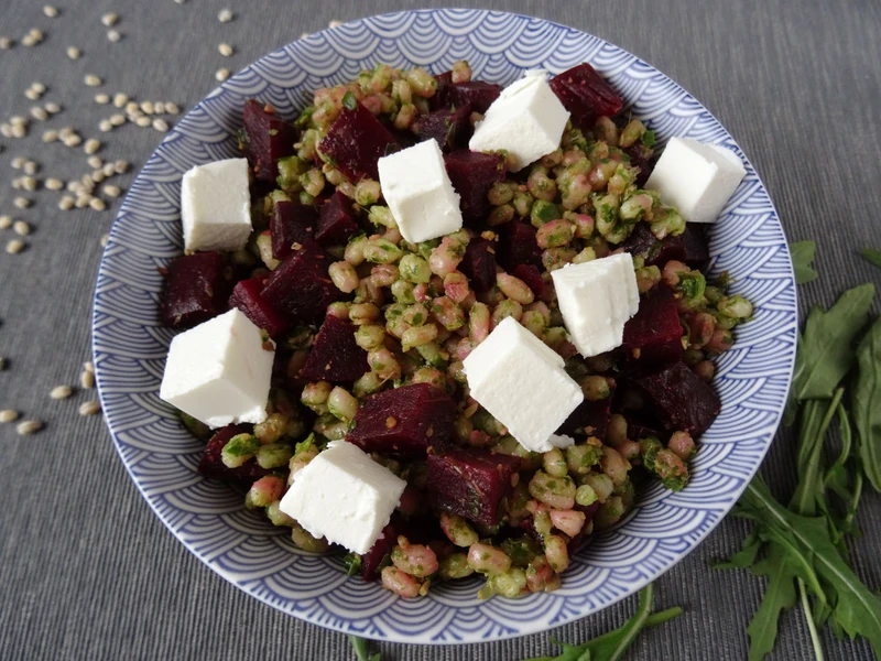 Pęczak z burakami, pesto z rukoli i fetą
