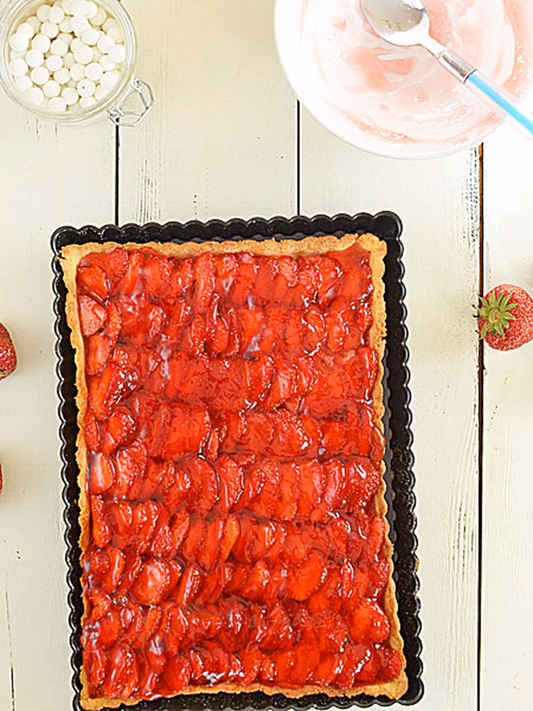 Tarta z truskawkami, budyniem i galaretką