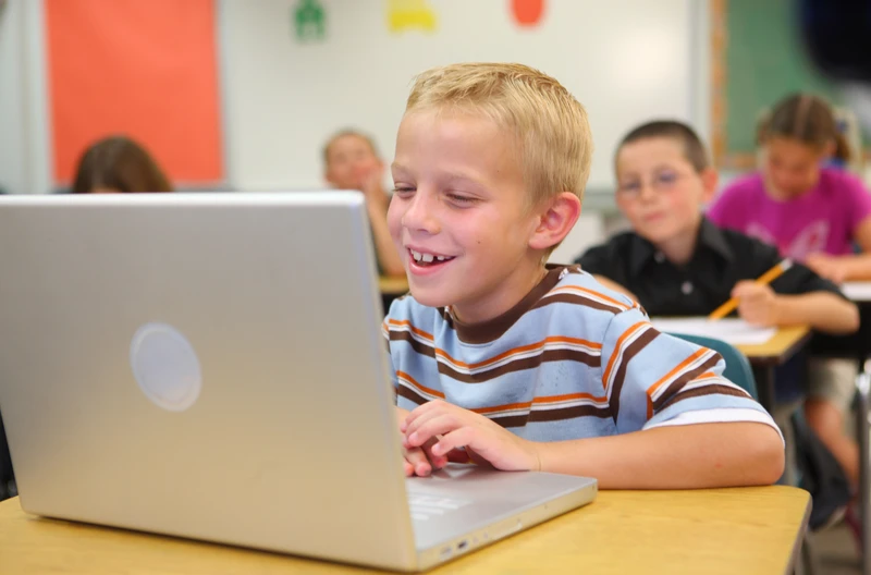 Kto pierwszy otrzyma laptopy? Lista regionów i modeli laptopów dla uczniów!