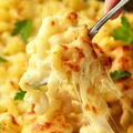 Do ugotowanego makaronu dodaje ser i beszamel! Sekret jej smaku tkwi w odpowiednim upieczeniu