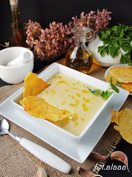 Zupa czosnkowa z chipsem serowym