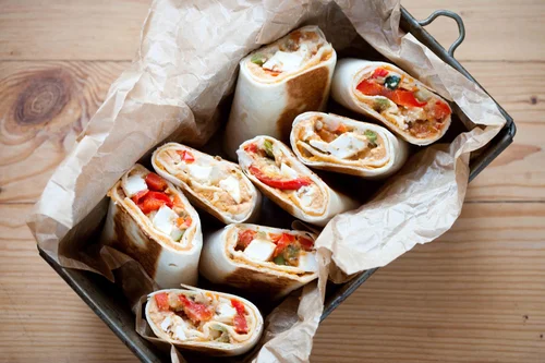 Tortilla z hummusem, warzywami i fetą
