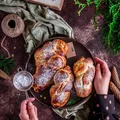 Piernikowe drożdżówki z nadzieniem migdałowym