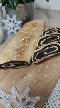 Wilgotny zwijany makowiec z gotową masą makową