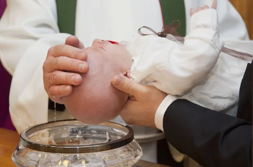 Te osoby nie będą mogły zostać chrzestnym! Nowe zasady chrztów od 2024 roku