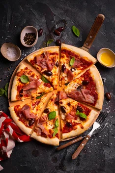 Domowa pizza z szynką parmeńską, oliwkami i mozzarellą
