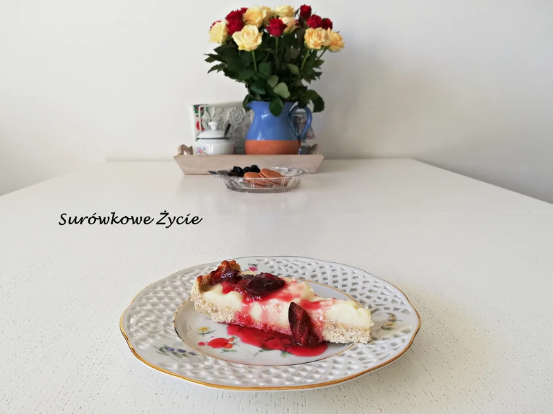 Tarta na mące kokosowej z budyniem i prażonymi śliwkami