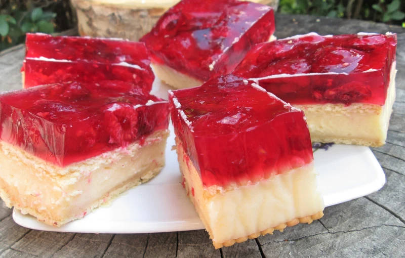 Napoleonka z malinami na herbatnikach-pyszne ciasto bez pieczenia