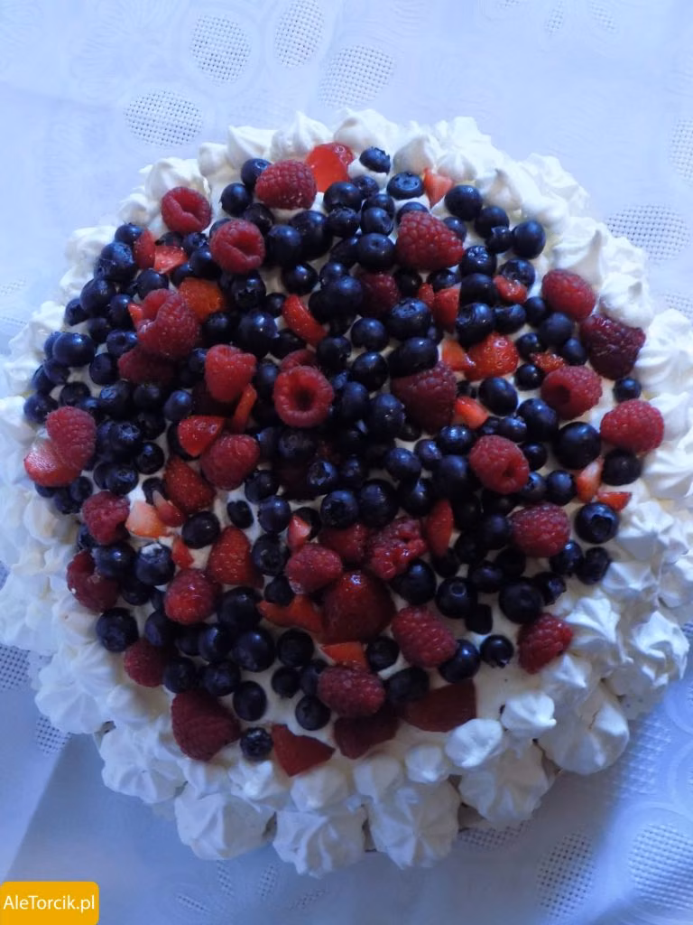 Pavlova z bitą śmietaną i owocami