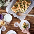 Drożdżowe zawijańce z kurczakiem brokułem i serem feta