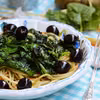 Spaghetti ze szpinakiem i oliwkami