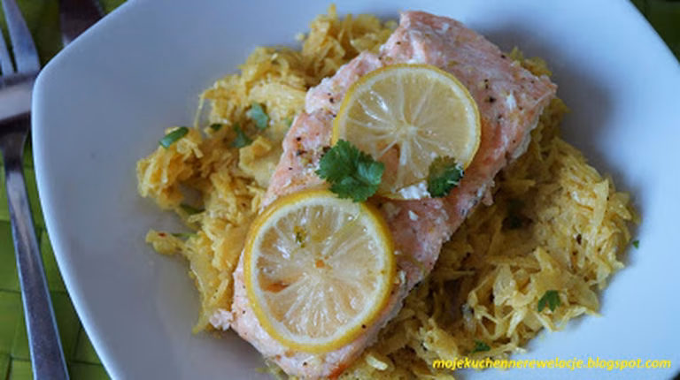 Pieczony łosoś z kiszoną kapustą curry