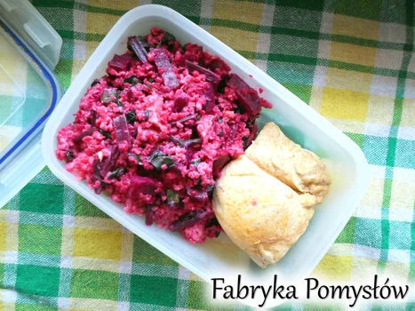 Sałatka z kaszą bulgur, botwinką i rzodkiewką + pieczona pierś z kurczaka