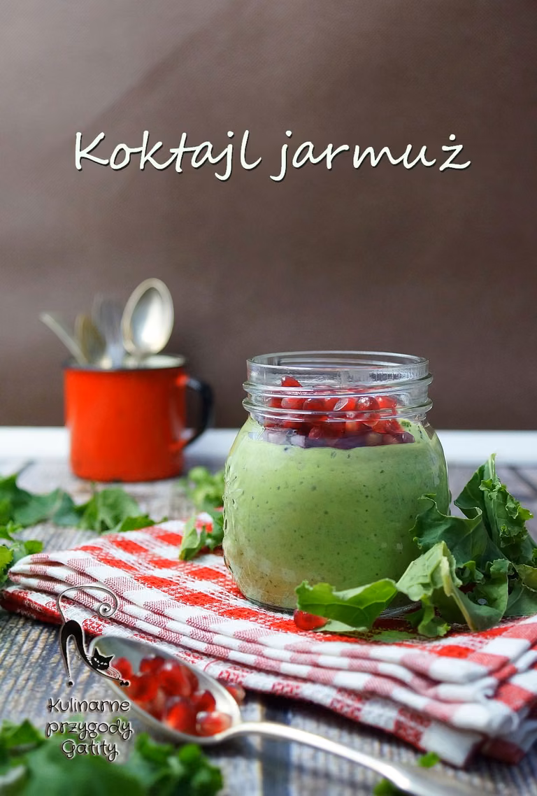 Zielony koktajl z jarmużem i granatem
