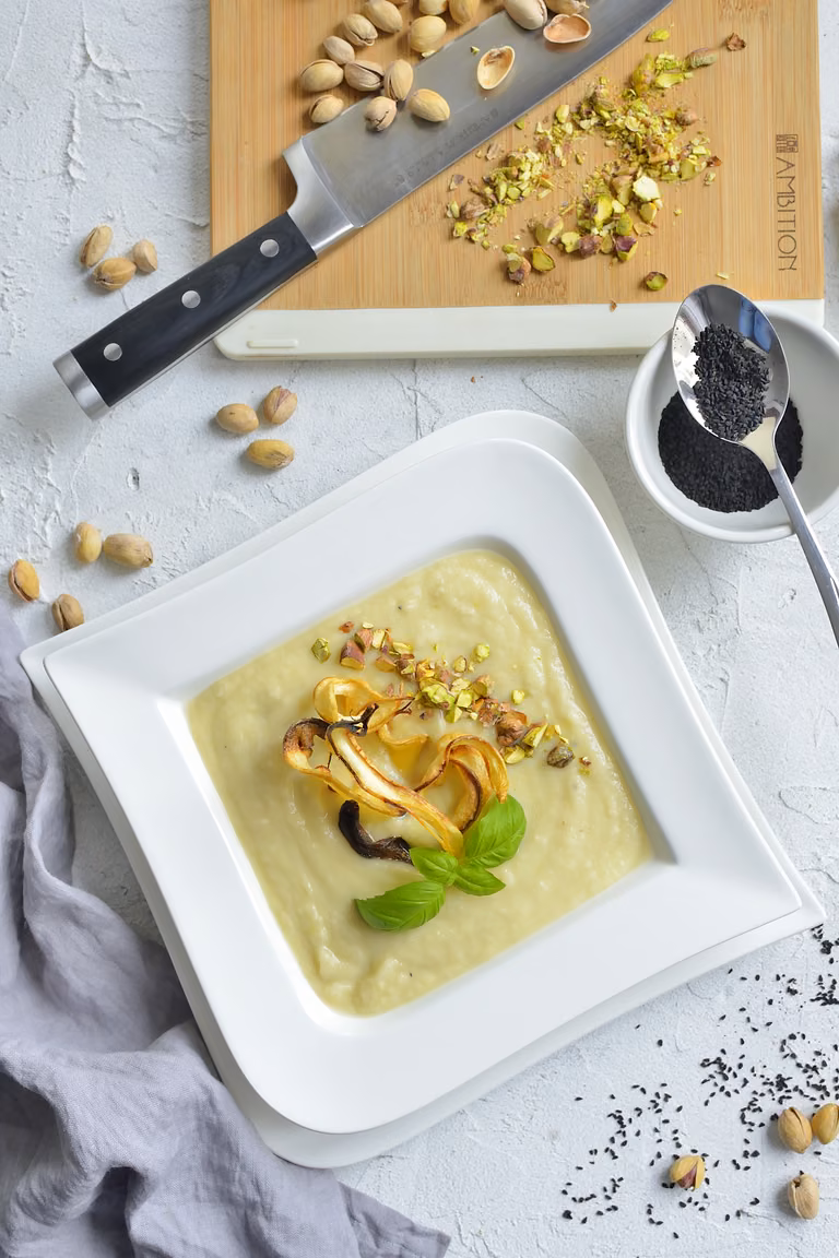 WZMACNIAJĄCA ZUPA KREM, Z CHIPSEM Z PIETRUSZKI, PISTACJAMI I PRAŻONĄ CZARNUSZKĄ!
