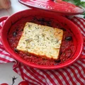 Pieczona feta w pomidorach z oliwkami i czerwoną cebulą