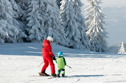 Od jakiego wieku można uczyć dziecko na nartach lub snowboardzie? Kompleksowy poradnik dla rodziców