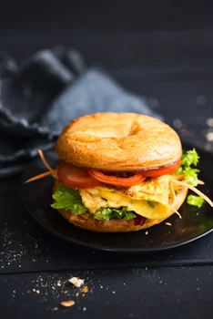 Burger (bajgiel) śniadaniowy z omletem jajecznym