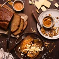 Chlebek bananowy z masłem orzechowym, białą czekoladą i karmelem