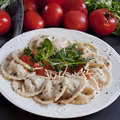 Ravioli z farszem z wołowiny polane sosem pomidorowyn
