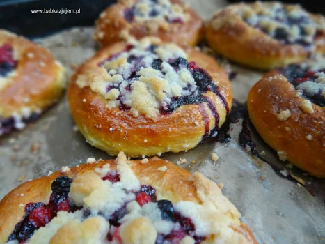 Drożdżówki z porzeczkami i kruszonką