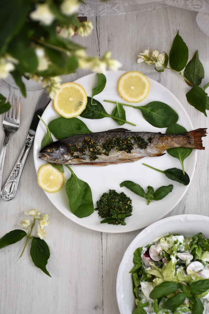 wykwintny pstrąg z pesto z bazylii, mięty i szpinaku